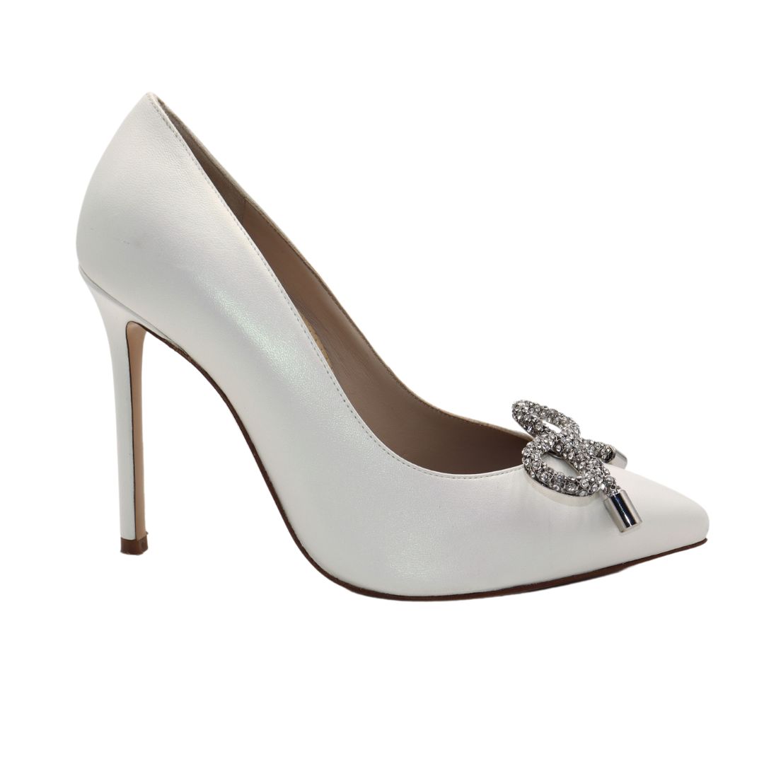 GLORIELLAS Clip Crystal loop GLORIELLAS Schuhclip Crystal look glitzernde Schleifenapplikation aus Metall  mit weißen High Heels