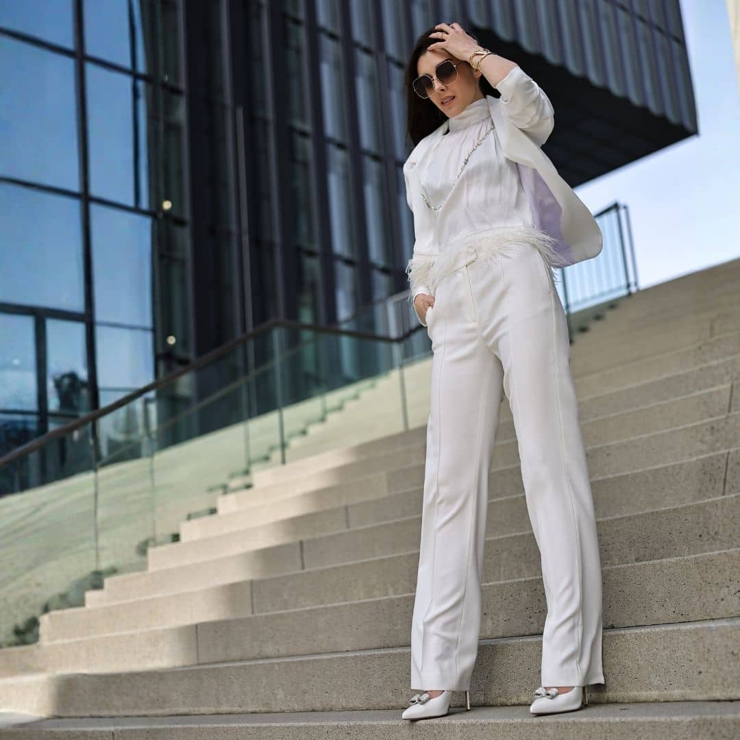 Gloriellas Schuhclips Glam Daisy funkeldne Glitzerschleife mit bequeme weisse High Heels von Gloriellas