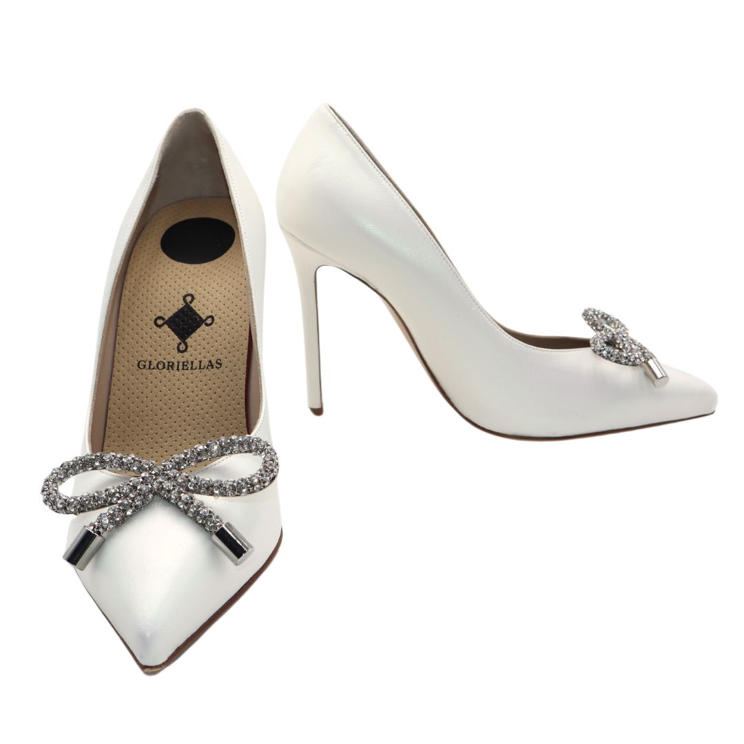 GLORIELLAS Clip Crystal loop GLORIELLAS Schuhclip Crystal look glitzernde Schleifenapplikation aus Metall  mit weißen High Heels
