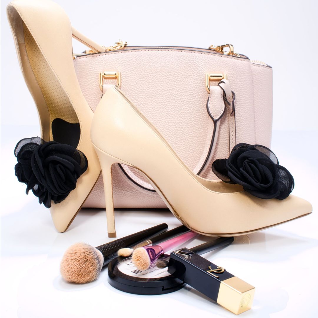 GLORIELLAS STILETTO HARMONIE Gloriellas Stilettos Harmonie beige Pumps bequeme High Heels beige hohe Schuhe kombiniert mit schwarzen Schuhclips in Blütenform