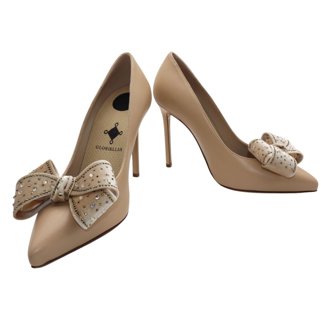GLORIELLAS Clip Nude Velvet Glam Gloriellas Schuhclips Nude Vlevet Glam Schleifenapplikation aus beigem Samt mit Glitzersteinen  und beigen High Heels