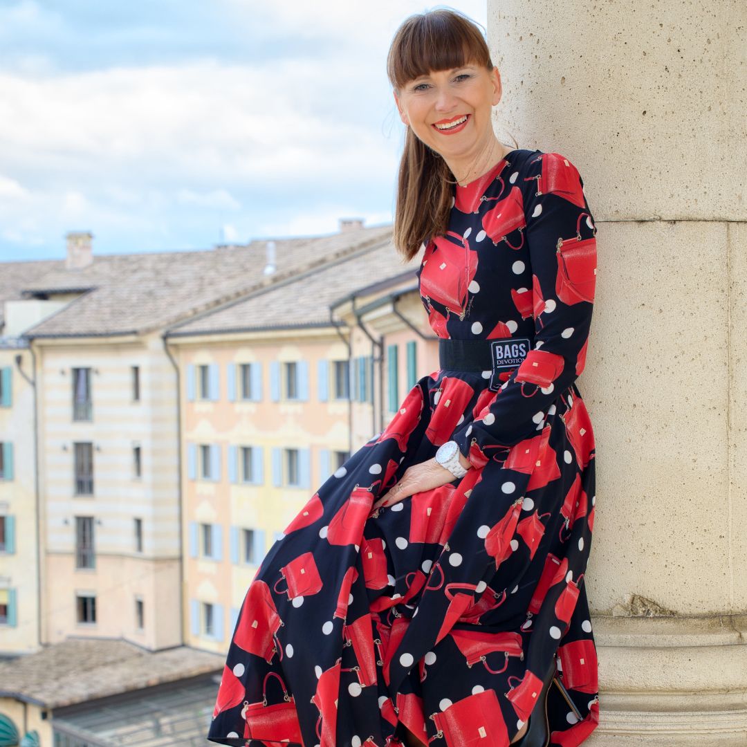 Business Look mit Kleid von Gaby Wurth in Gloriellas Black Lady schwarze Pumps Verlinkung GLORIELLAS INSTAGRAM Gründerin Gloriellas Gaby Wurth Business Outfit mit schwarzen Pumps black High Heels
