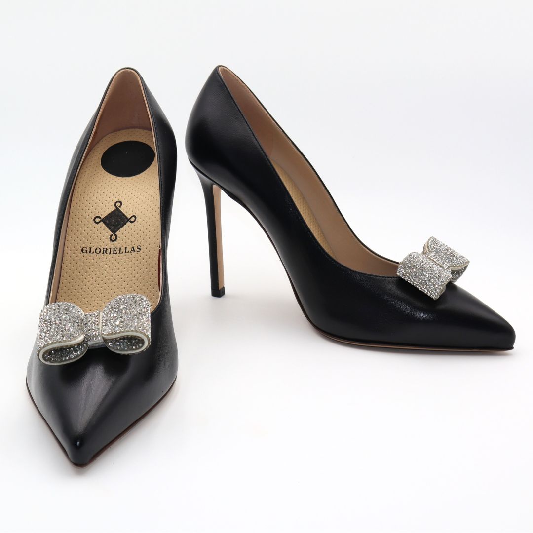 GLORIELLAS Clip Glam Daisy Gloriellas Schuhclips Glam Diva silberne Glitzerschleife Schuhaccessoire mit schwarzen Pumps