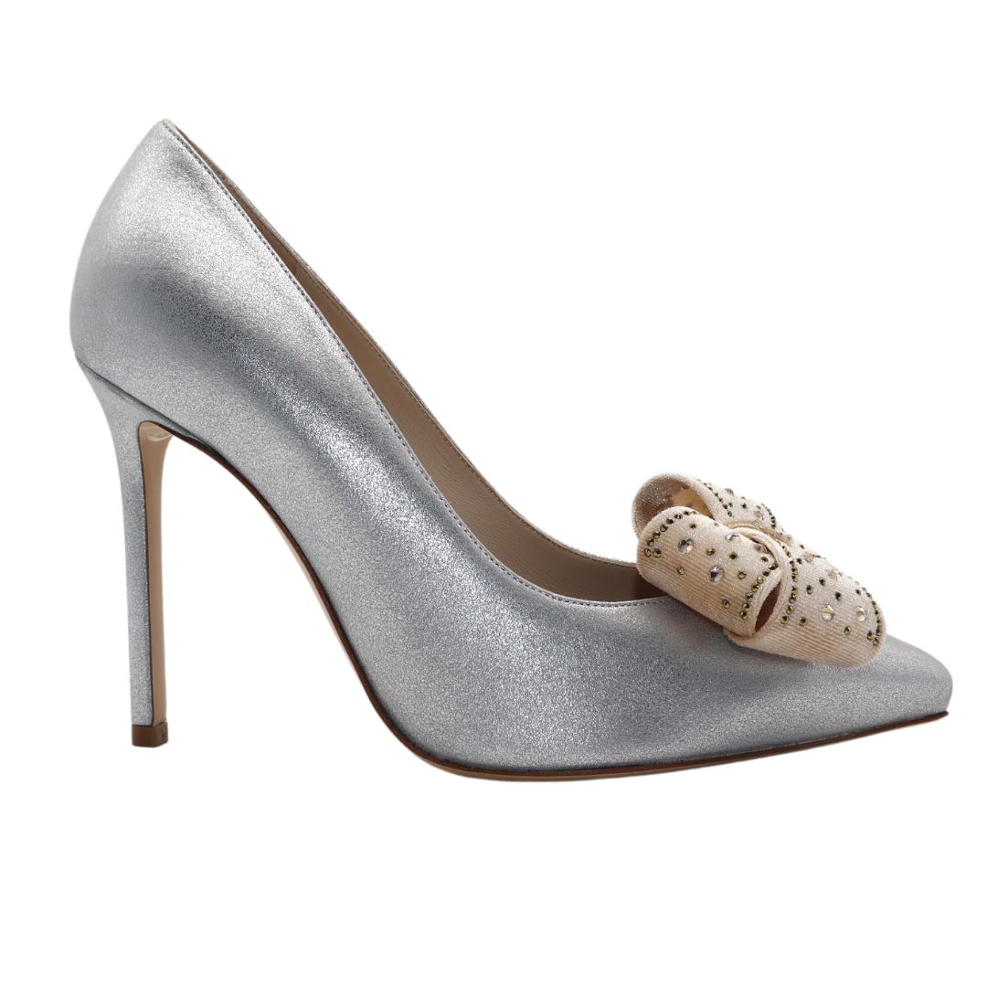 GLORIELLAS Clip Nude Velvet Glam Gloriellas Schuhclips Nude Vlevet Glam Schleifenapplikation aus beigem Samt mit Glitzersteinen  und silbernen High Heels