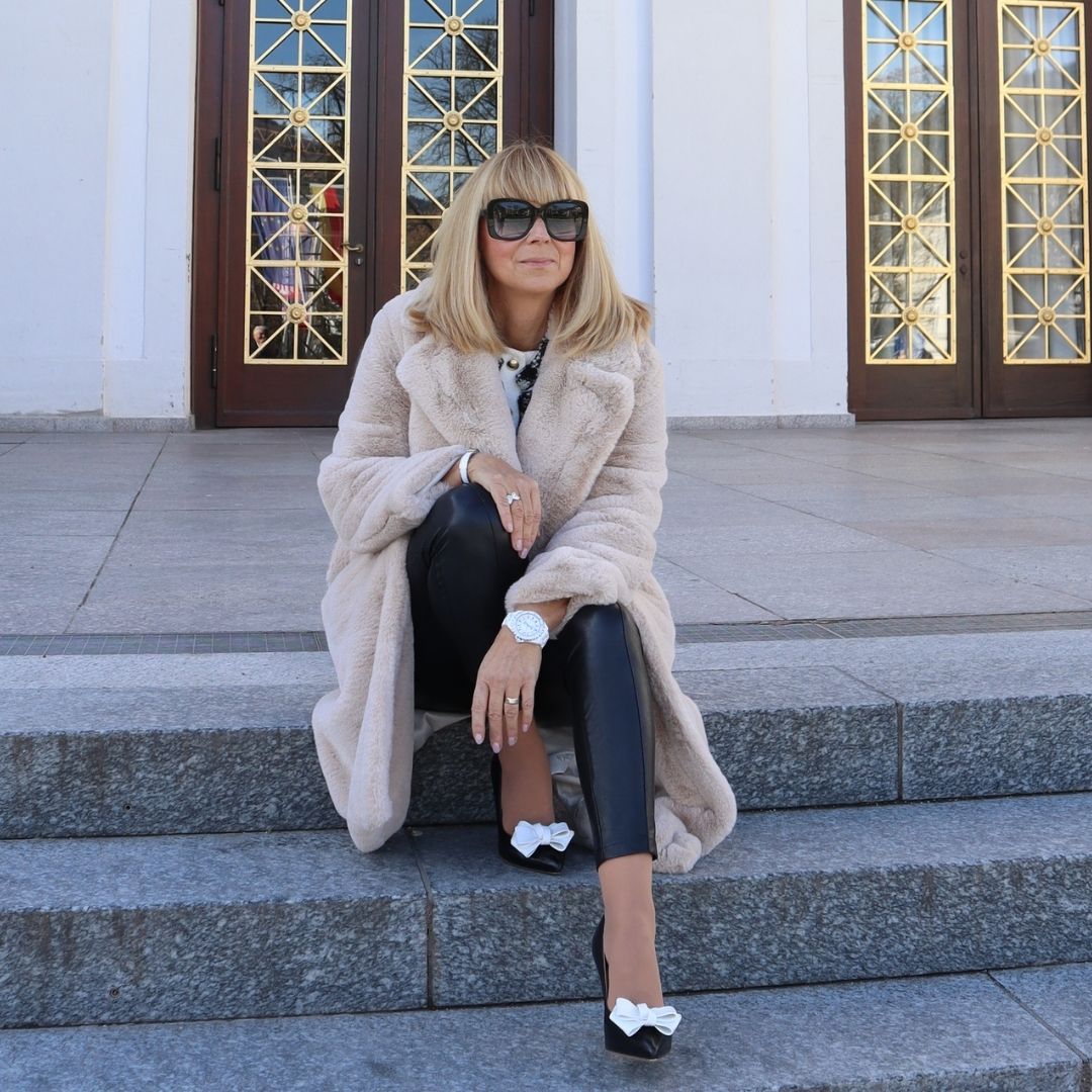 Gloriellas Schuhclips White Party weisse Schleifenapplikation mit bequemen schwarzen High Heels von Gloriellas