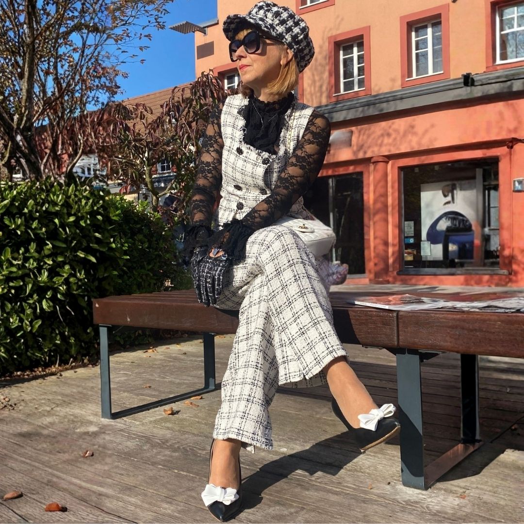 Gloriellas Schuhclips White Party weisse Schleifenapplikation mit bequemen schwarzen High Heels von Gloriellas