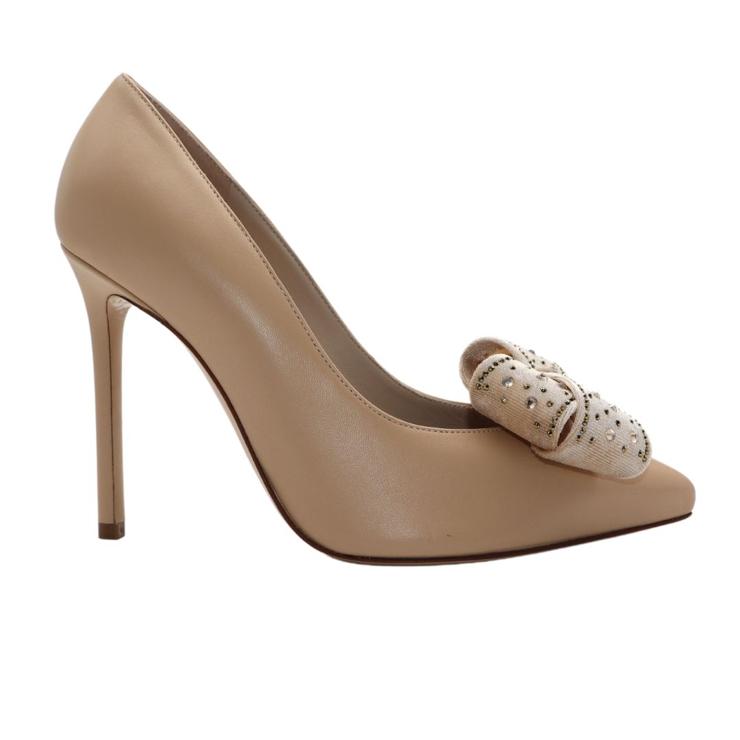 GLORIELLAS Clip Nude Velvet Glam Gloriellas Schuhclips Nude Vlevet Glam Schleifenapplikation aus beigem Samt mit Glitzersteinen  und beigen High Heels