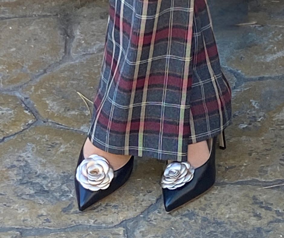 Gloriellas Blogbeitrag Bequeme High Heels und Karomuster-Looks für das Büro schwarze bequeme High Heels