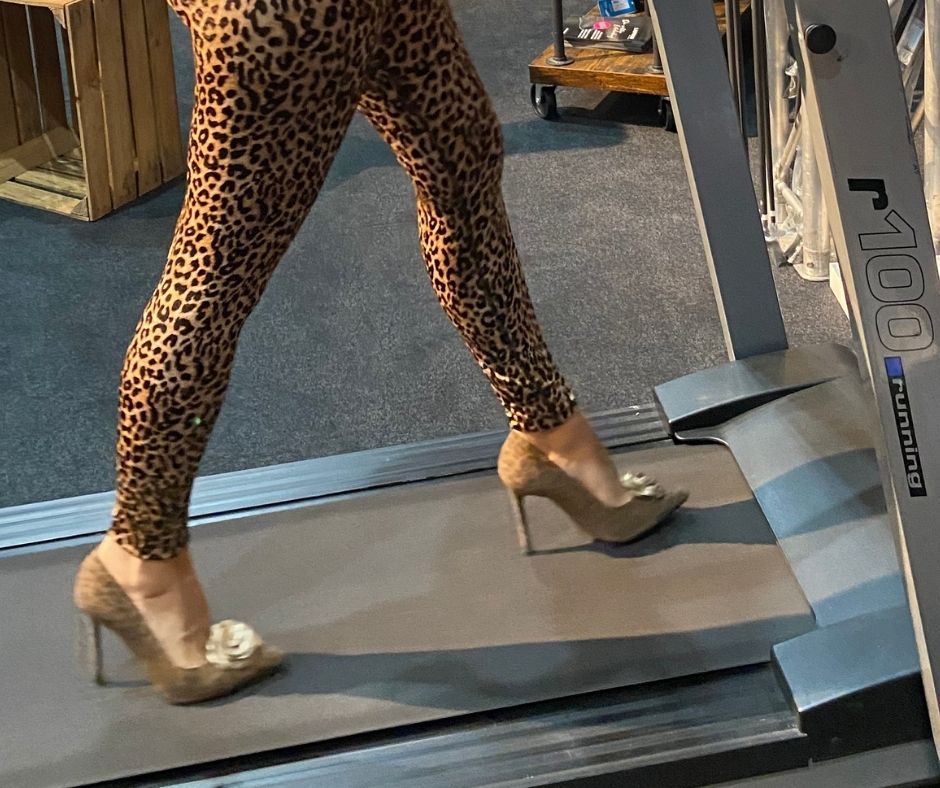 Bilder Gloriellas Blogbeitrag Laufanalyse (2) Mit High Heels auf dem Laufban bequeme High Heels Sportfunkionssohle bequeme Pumps leofarbene Pumps