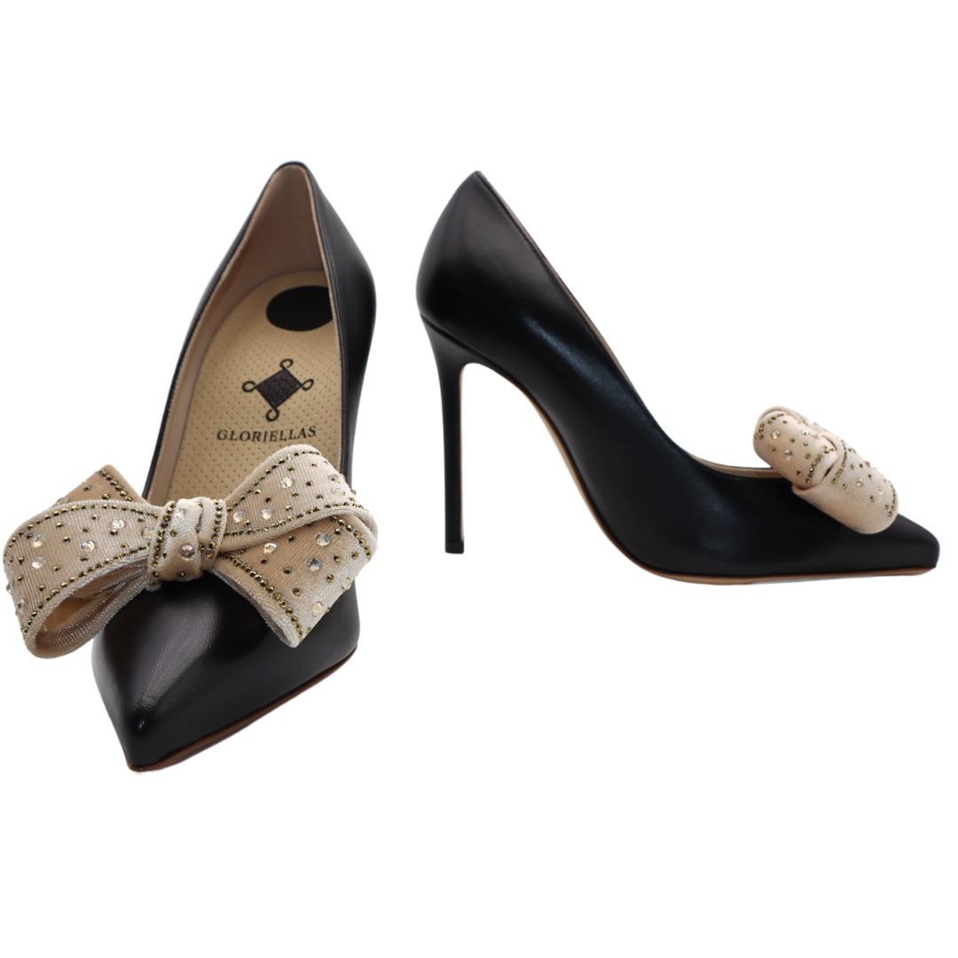 GLORIELLAS Clip Nude Velvet Glam Gloriellas Schuhclips Nude Vlevet Glam Schleifenapplikation aus beigem Samt mit Glitzersteinen  und schwarzen High Heels