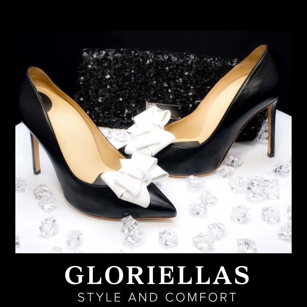 Gloriellas Schuhclips White Party weisse Schleifenapplikation mit bequemen schwarzen High Heels von Gloriellas