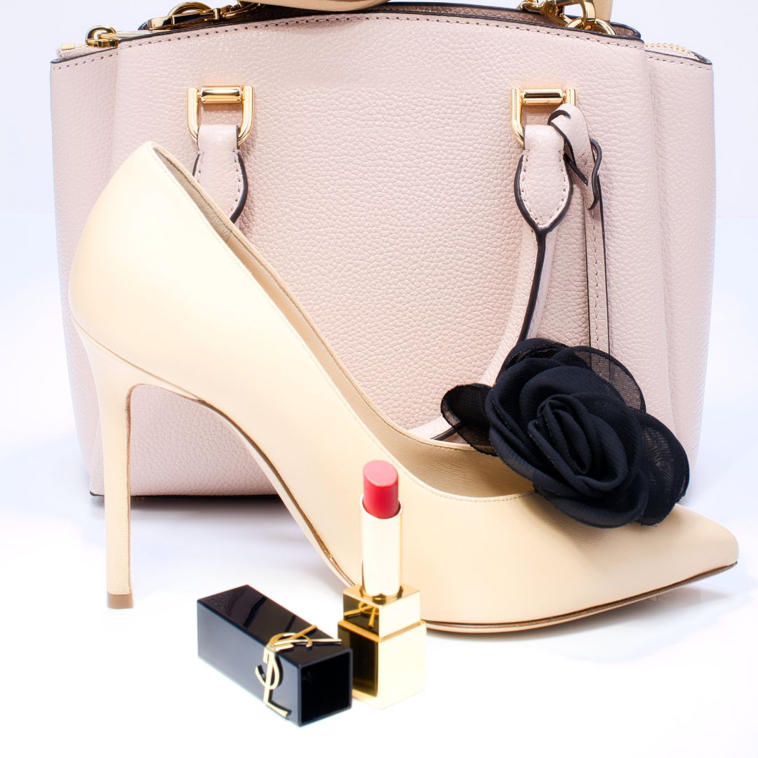 GLORIELLAS Clip Black Secret Gloriellas Schuhclips Black Secret schwarze Blüte aus Tüll mit beige High Heels