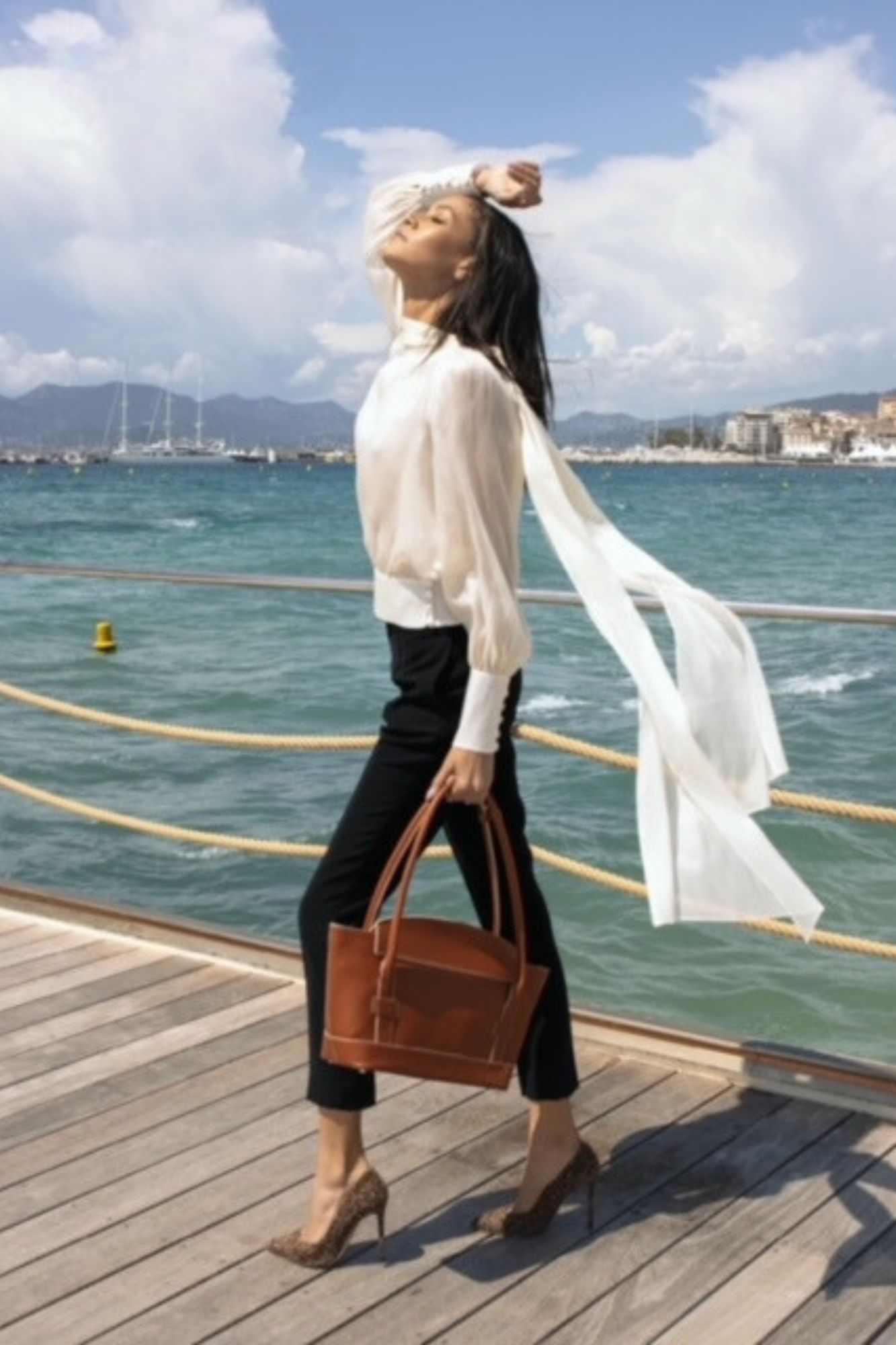 SUPERMODEL CHANTAL MONAGHAN in leofarbenen Pumps Testimonial Gloriellas Wild leo leofarbene High Heels