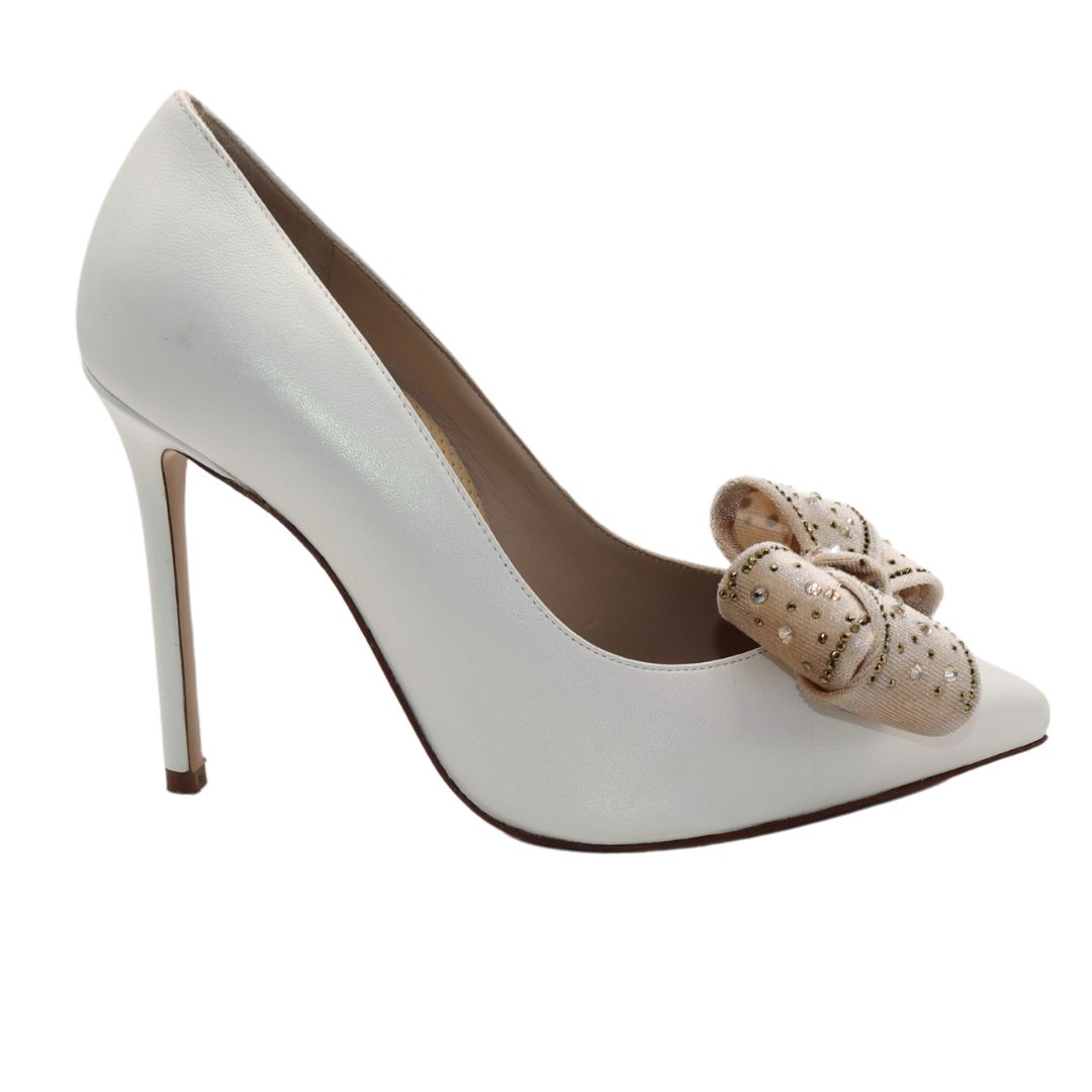 GLORIELLAS Clip Nude Velvet Glam Gloriellas Schuhclips Nude Vlevet Glam Schleifenapplikation aus beigem Samt mit Glitzersteinen  und weißen High Heels
