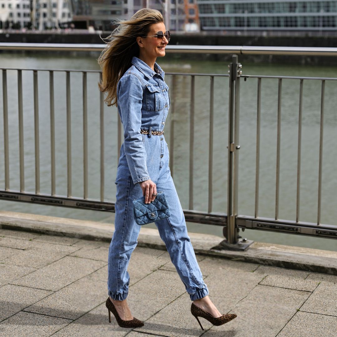 Britta Kuehlmann im Jeansjumpsuit und Gloriellas Wild Leo Verlinkung GLORIELLAS INSTAGRAM POST leofarbene Pumps Britta Kuehlmann im Jeansjumpsuit mit Gloriellas Wild Leo leofarbene Pumps