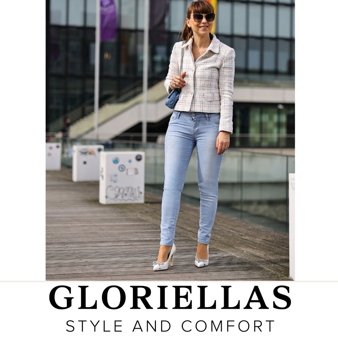 GLORIELLAS Clip Crystal loop GLORIELLAS Schuhclip Crystal look glitzernde Schleifenapplikation aus Metall  mit weißen High Heels