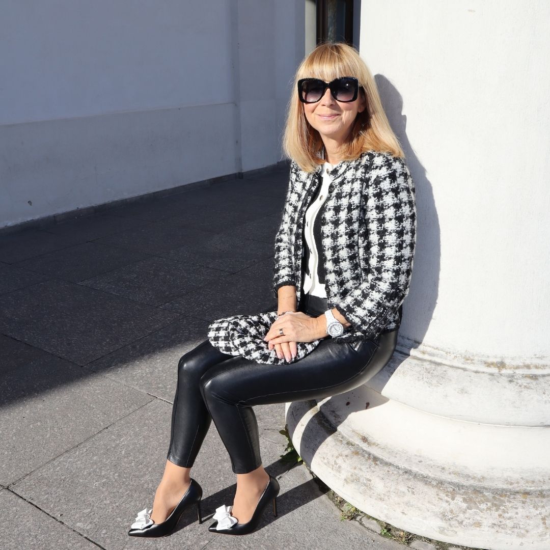 Gloriellas Schuhclips White Party weisse Schleifenapplikation mit bequemen schwarzen High Heels von Gloriellas