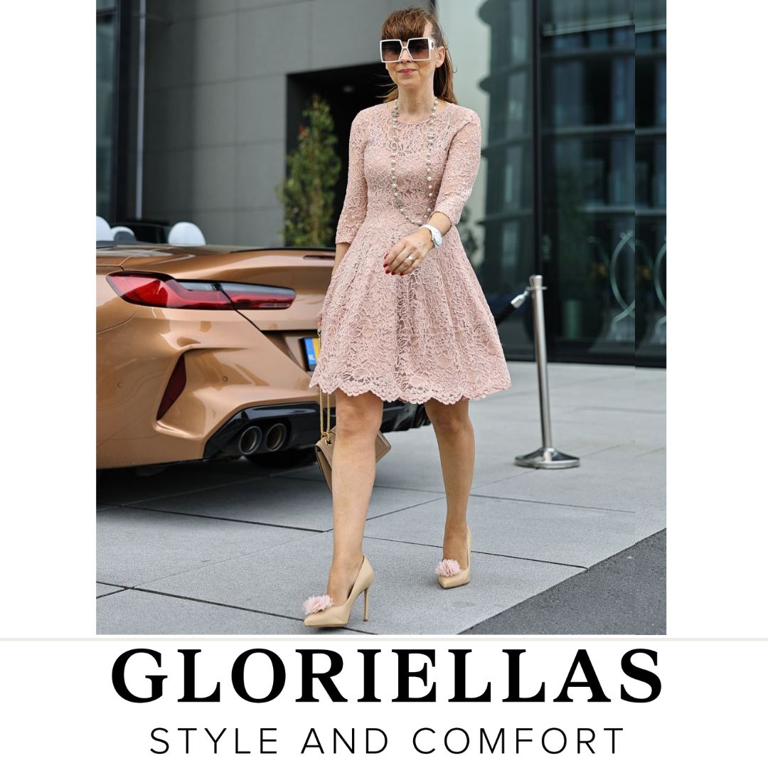 GLORIELLAS Schuhclip Perfect Romance Gloriellas Schuhclip Perfect Romance Bltenapplikation aus rosa Tüll mit beigen High Heels Monochrome Look