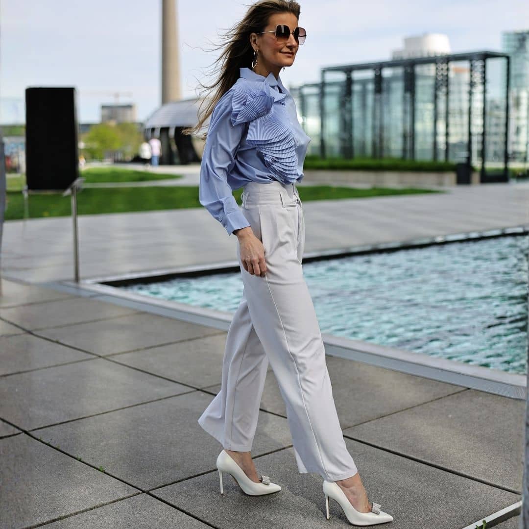 Gloriellas Schuhclips Glam Daisy funkeldne Glitzerschleife mit bequeme weisse High Heels von Gloriellas