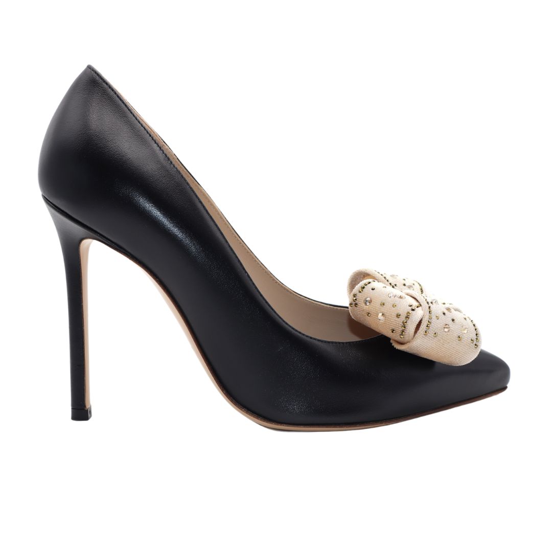 GLORIELLAS Clip Nude Velvet Glam Gloriellas Schuhclips Nude Vlevet Glam Schleifenapplikation aus beigem Samt mit Glitzersteinen  und schwarzen High Heels