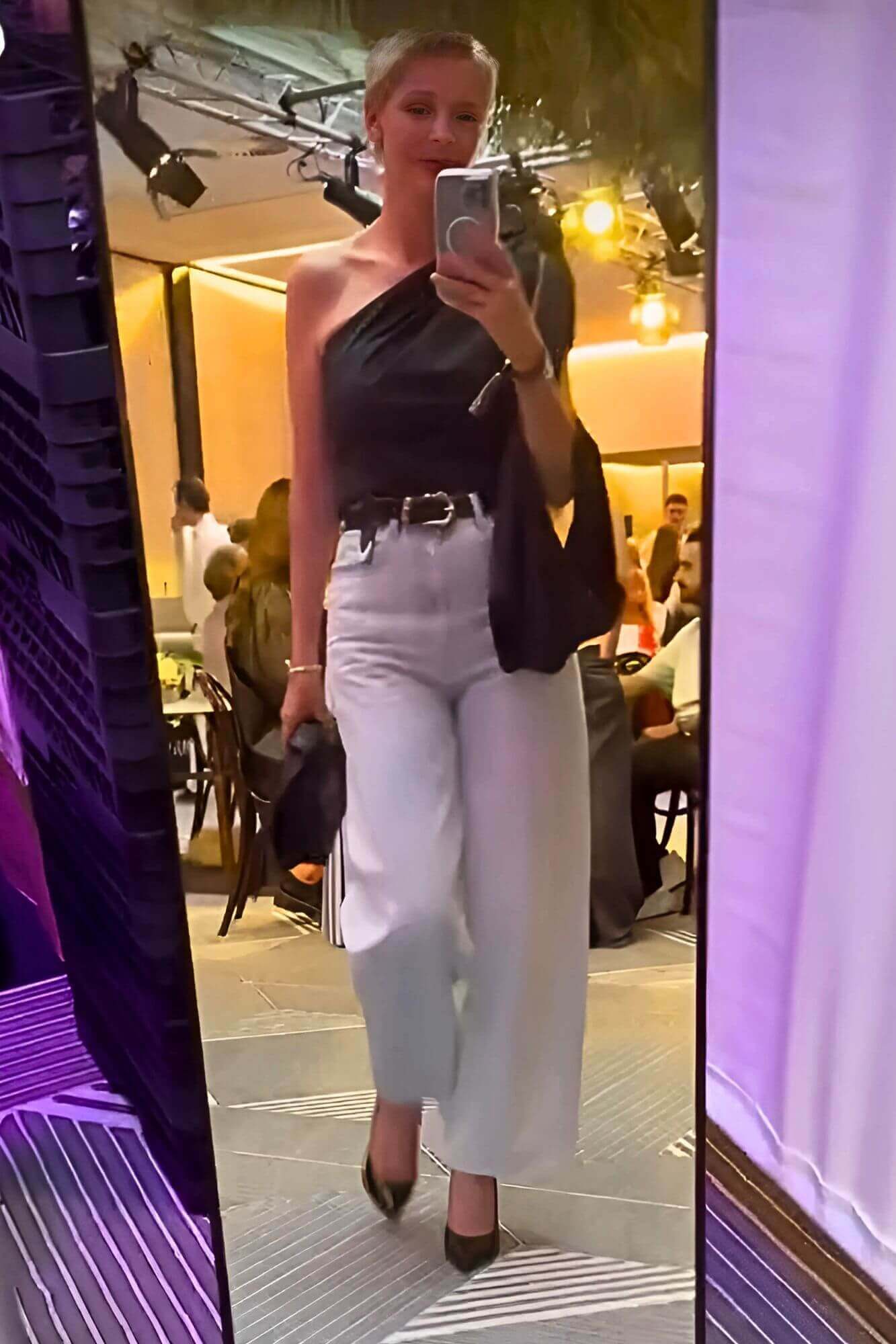 GNTM Nicole auf dme Catwalk in Gloriellas Stilettos Black Lady schwarze Pumps bequeme High Heels