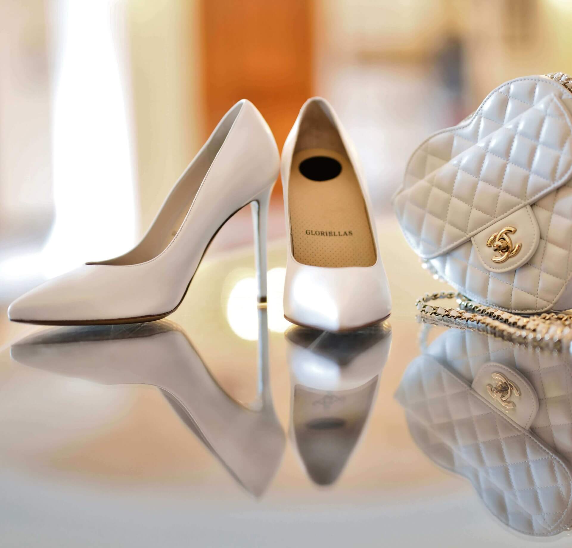 Gloriellas weiss Gruppenbild mit Tasche_oS Gloriellas Stilettos Venice weiße Pumps bequeme Pumps Brautschuhe