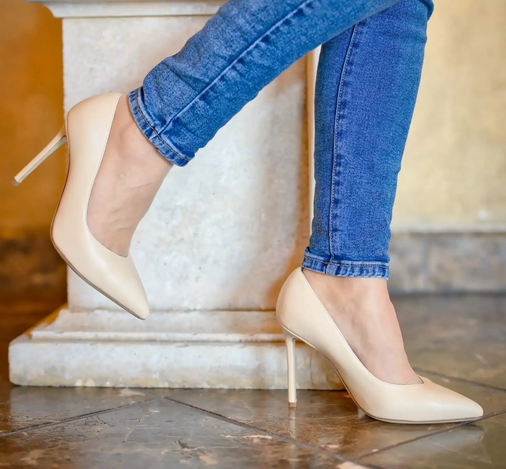 Gloriellas Stiletto nude am Fuss mit jeans Gloriellas nude