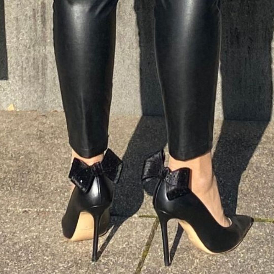 GLORIELLAS Clip Black Velvet Glam Gloriellas Schuhclips Black Velvet Glam Schwarze Samtschleife mit Glitzer und schwarzen High Heels