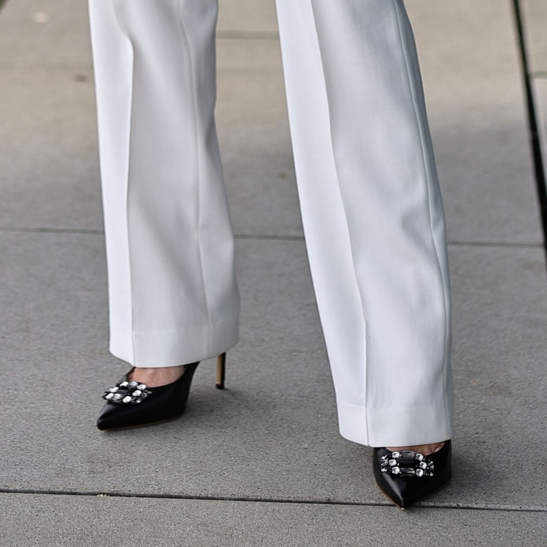 Glorierllas Schuhclips Black Star Applikation mit schwarten Glitzersteinen und bequemem schwarzen High Heels von Gloriellas