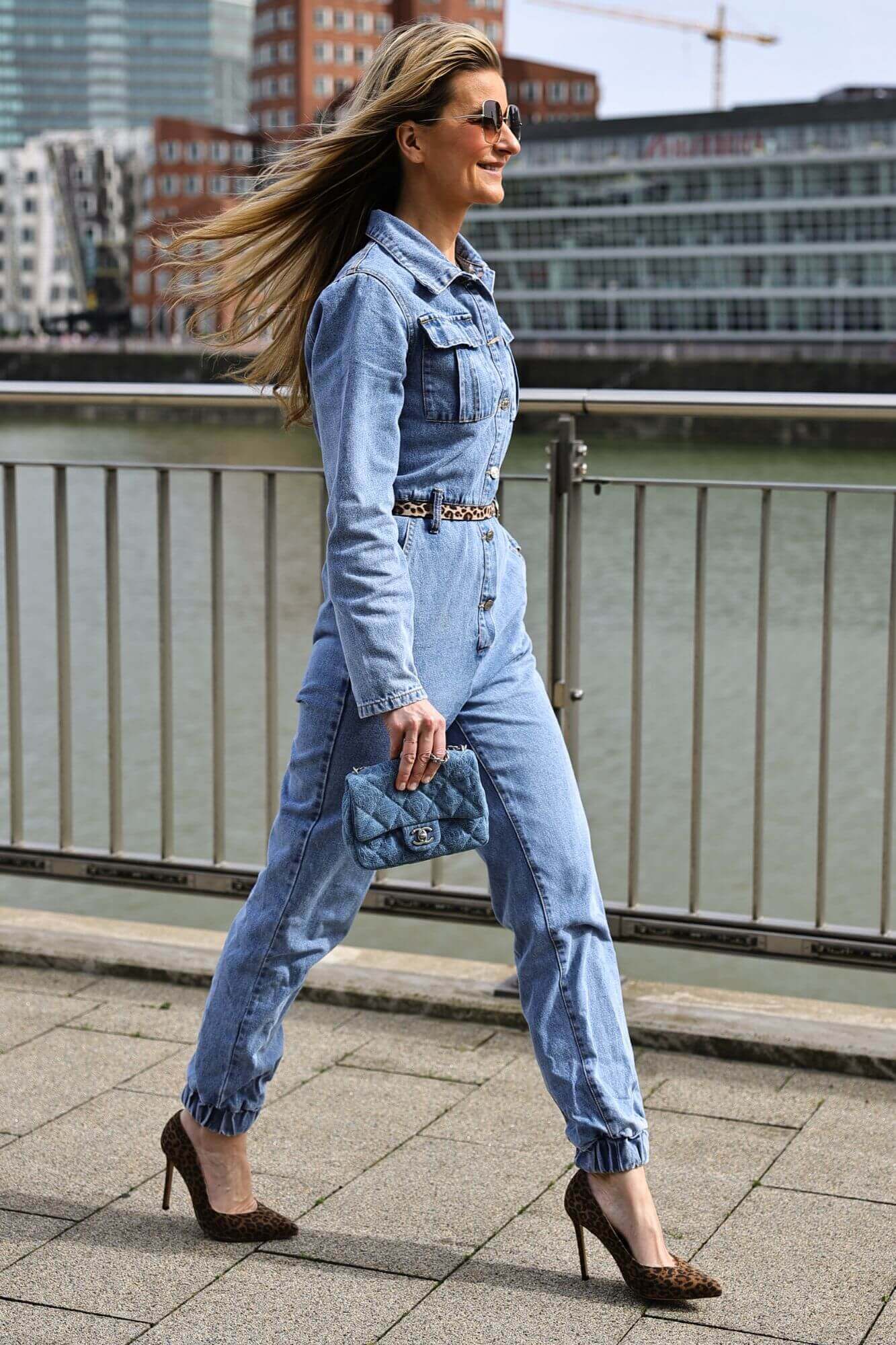 Britta Kühlmann im Jeanslook mit leofarbenen Pumps Gloriellas Wild leo bequeme Pumps bequeme High Heels