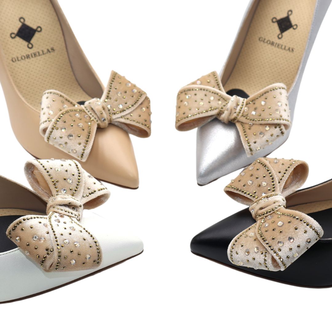 GLORIELLAS Clip Nude Velvet Glam Gloriellas Schuhclips Nude Vlevet Glam Schleifenapplikation aus beigem Samt mit Glitzersteinen  und eleganten High Heels