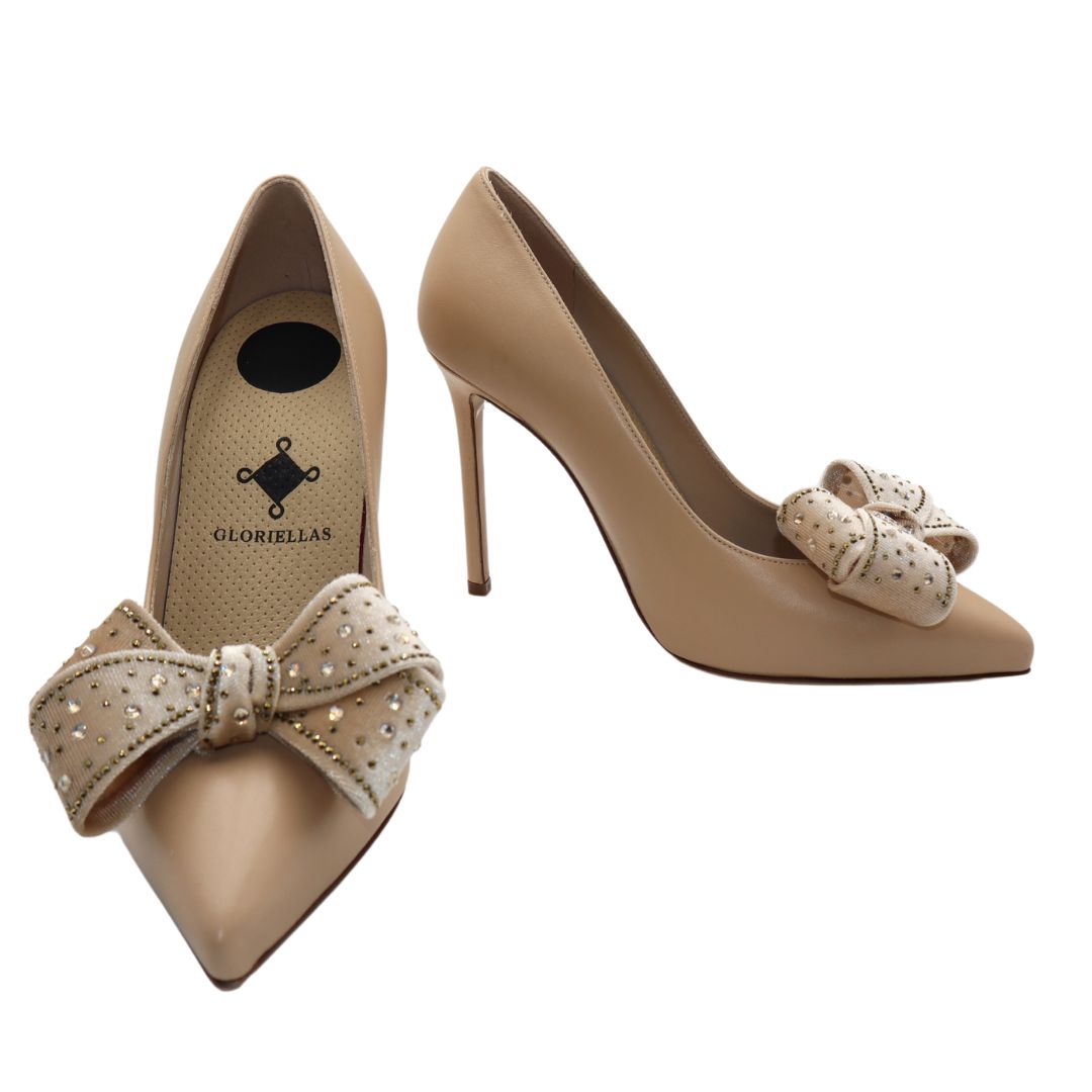 GLORIELLAS Clip Nude Velvet Glam Gloriellas Schuhclips Nude Vlevet Glam Schleifenapplikation aus beigem Samt mit Glitzersteinen  und beigen High Heels